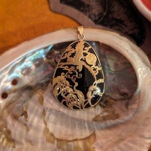 14k gold Asian pendant with cranes